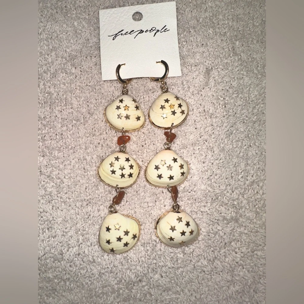 NWT FREE PEOPLE Bahama Baby Earrings - Apricot Three Shells $48 MSRP